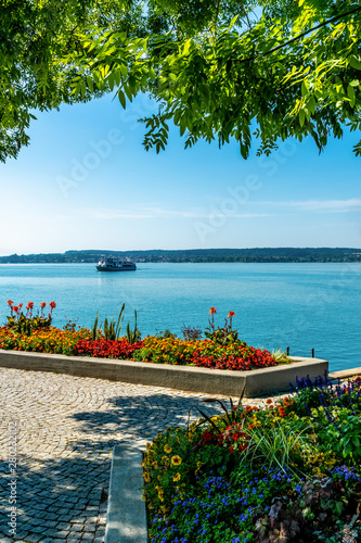 Ferien am schönen Bodensee Sommer mit bunten Blumen