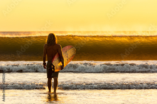 Camino al mar para practicar surf en playa de Jiquilillo en Nicaragua