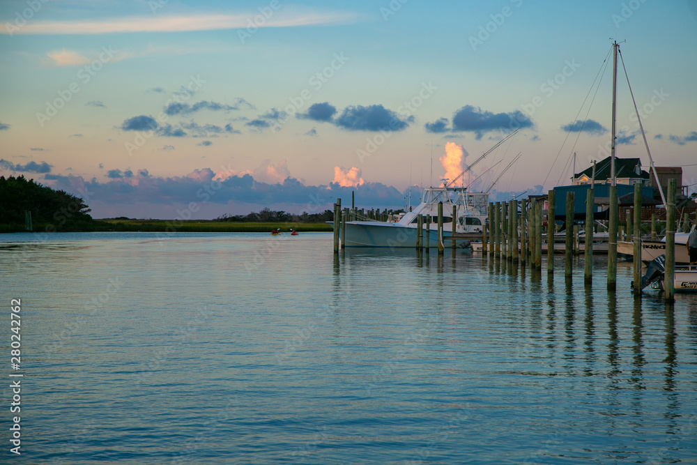 Obraz premium boat harbor at sunset