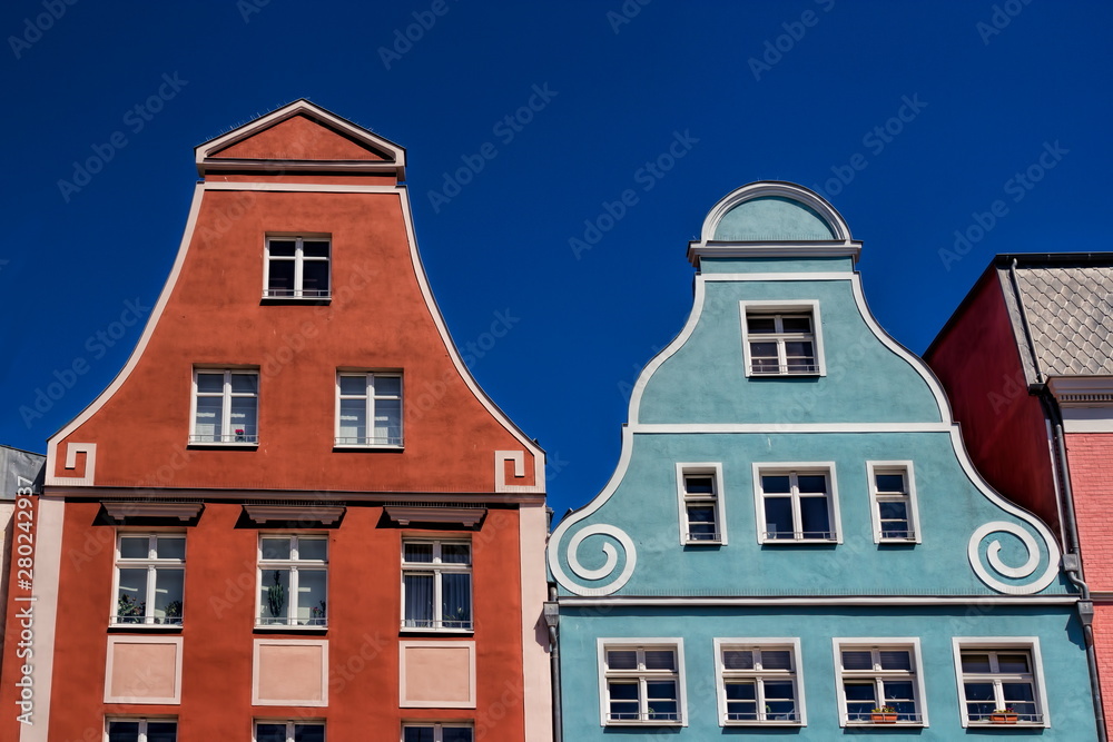 Fototapeta premium alte giebelhäuser in rostock, deutschland