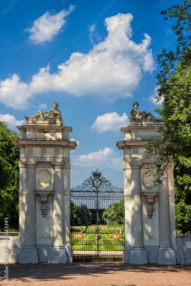 eingangstor vom schlosspark in oranienburg, deutschland