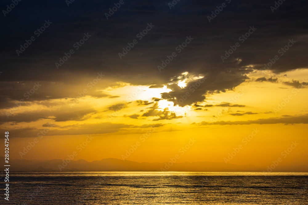 Fototapeta premium Sunset on the horizon of the sea.