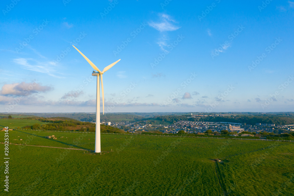 Une éolienne au dessus la ville de Fécamp Une éolienne au dessus la ville de Fécamp