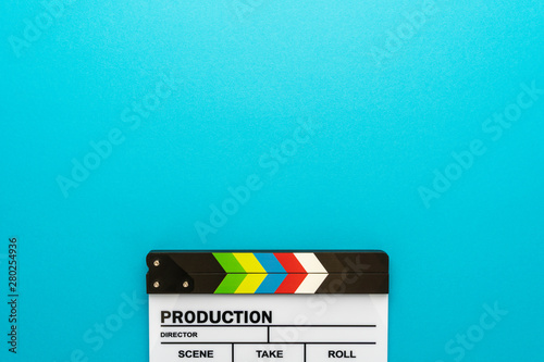Stampa su tela Top section of white clapperboard at the bottom of turquoise blue background with copy space