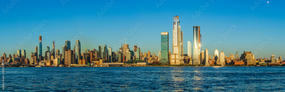 Obraz premium View to Manhattan skyline from Weehawken Waterfront in Hudson River at sunset.
