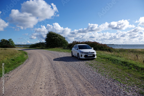 voiture blanche dans la nature sur l'ile de saaremaa, Estonie