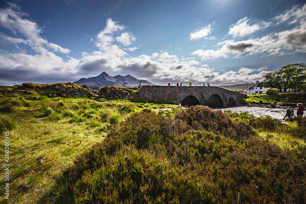 Obraz premium Old bridge and picturesque Scotland morning landscape.