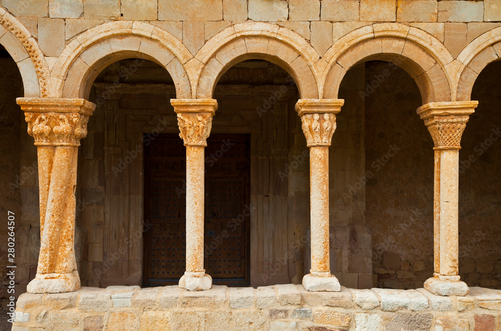 Columna de fustes torsionados, Galería porticada, Iglesia de San Pedro ...