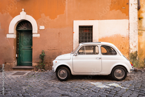 Fototapeta Samochód Fiat 500 parkujący przy przytulnej ulicy w dzielnicy Trastevere, Rzym, Włochy ścienna