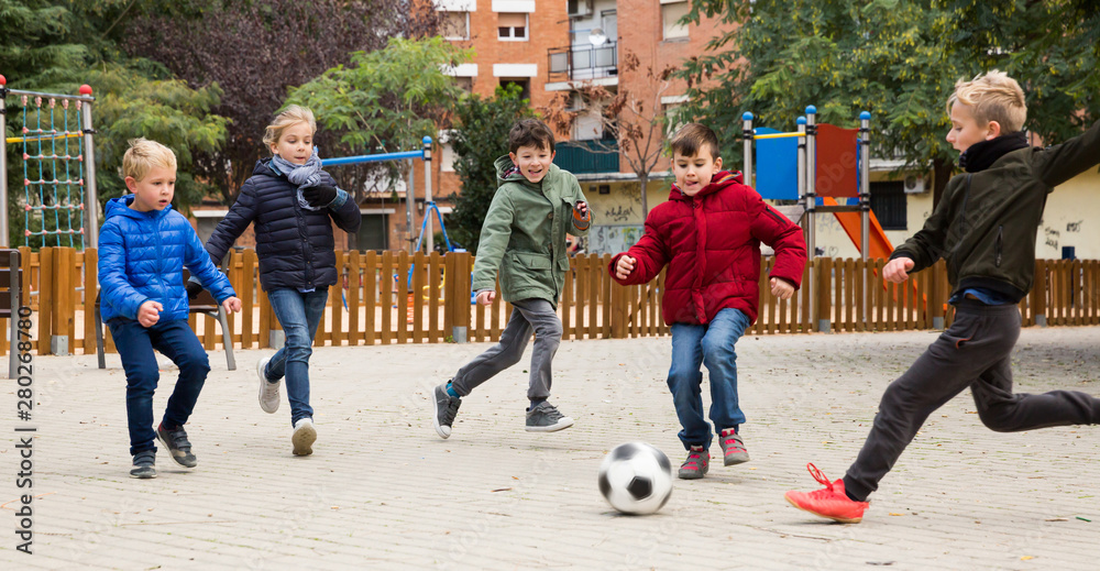 Obraz premium Children playing with ball