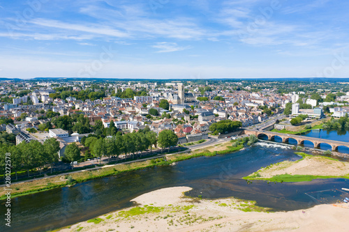 Vue moyenne de la Loire et de Nevers