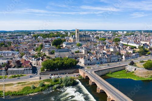 Fototapeta Naklejka Na Ścianę i Meble -  Le pont de Loire et la ville de Nevers