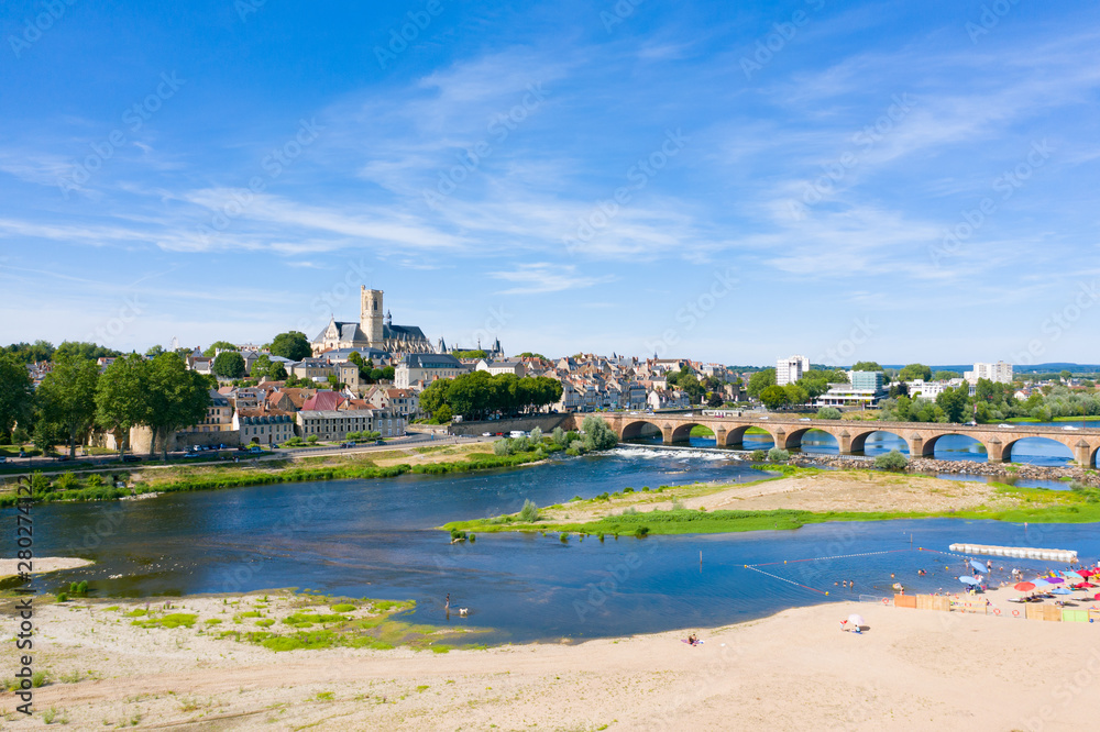 Vue à basse altitude de Nevers et du pont de Loire