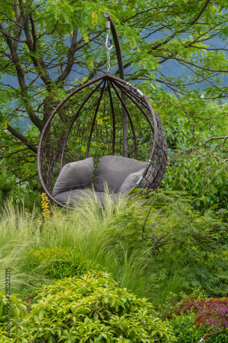 Fototapeta Naklejka Na Ścianę i Meble -  Zielony zakątek w ogrodzie