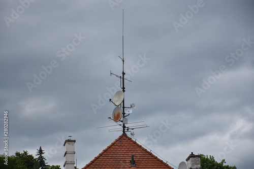 Antenne, Antennen, Antennenmast, Satellitenschüssel, Satellitenantenne, verrostet, rostig, Yagi, Richtantenne, UHF, VHF, Band 1, Band 3, UKW, AM, Mittelwelle, Radio, Fernsehen, empfangen, Empfang, DVB photo