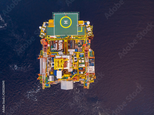 Konstfotografi Offshore oil rig for installation sea for repairs, aerial top view
