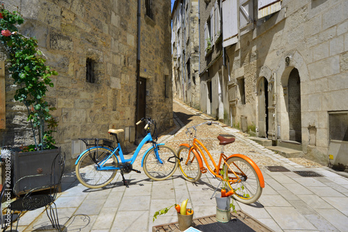 Fototapeta Naklejka Na Ścianę i Meble -  Tête à tête vélo rue du Plantier à Périgueux (24000), département de la Dordogne en région Nouvelle-Aquitaine, France