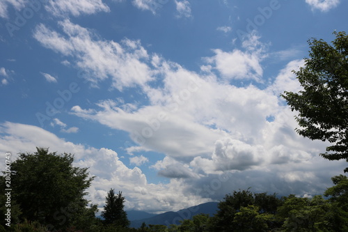 夏の青い空と白い雲 © nonsan