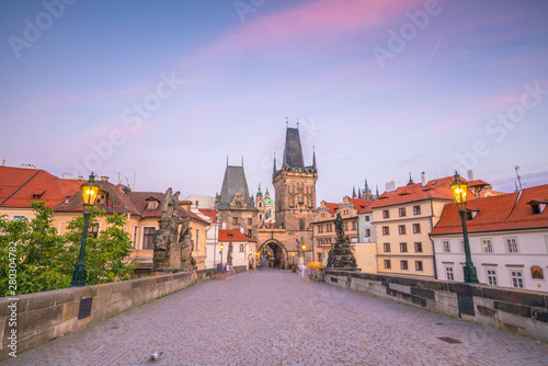 Słynny ikoniczny obraz mostu Karola i panoramę Praguecity