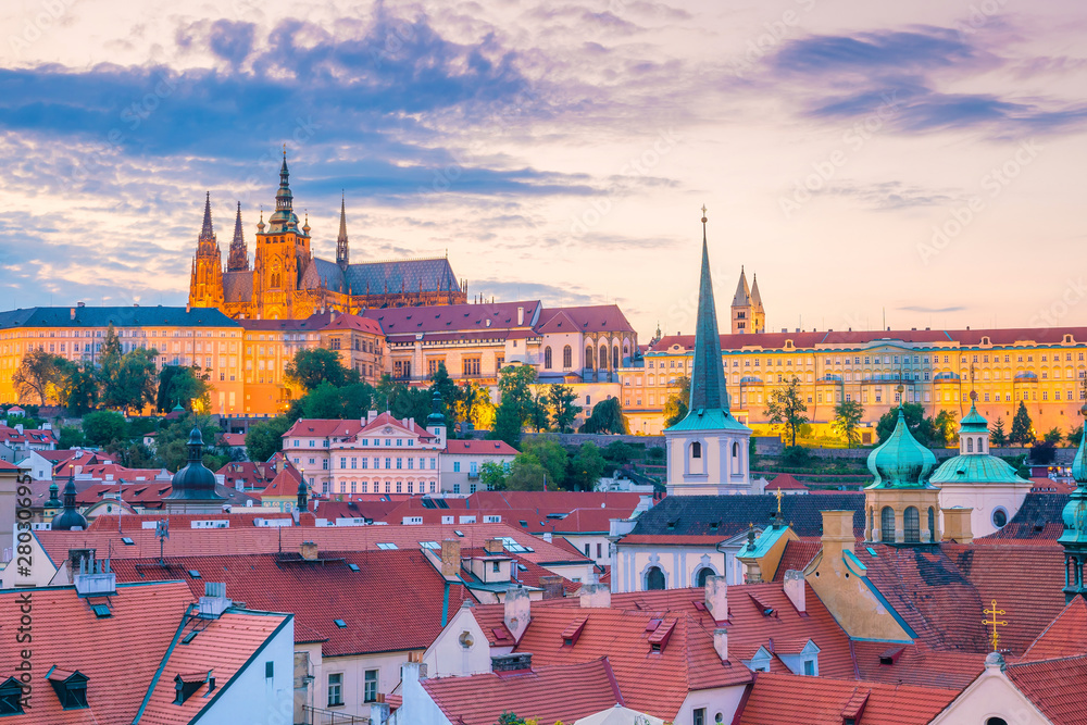 Obraz premium Prague city skyline with Prague Castle in Czech Republic