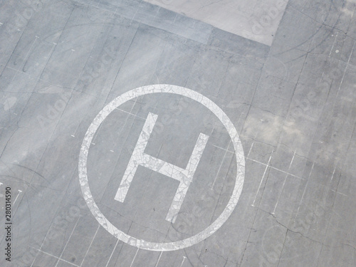 Φωτογραφία helicopter helipad on the asphalt surface with letter H view from above