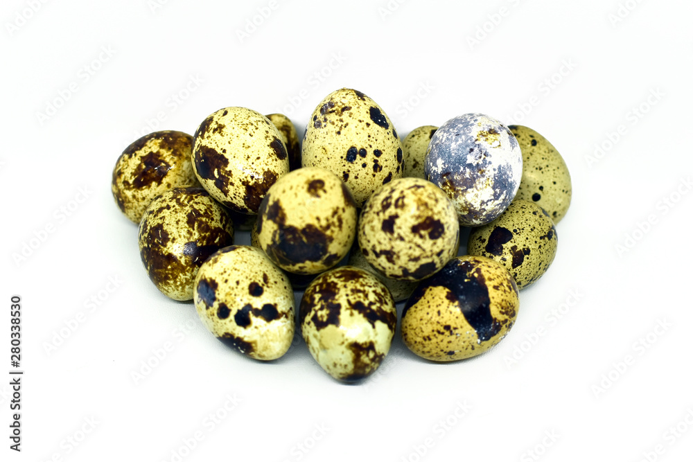 Obraz premium Quail eggs isolated on white background