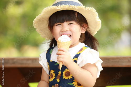 ソフトクリームを食べる女の子