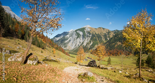 wunderschöner Wanderweg vom Hohljoch zu den Eng-Almen im Karwendel photo