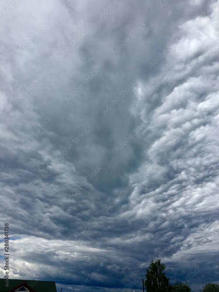 Obraz premium Dark gray Storm clouds in the city before the heavy rain