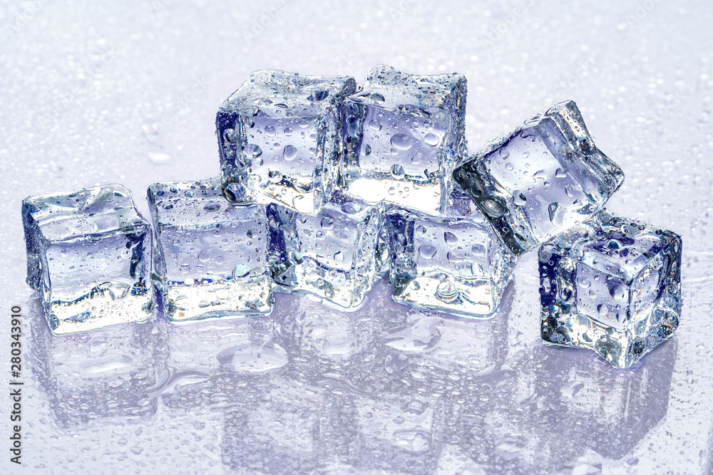 Obraz premium ice cubes on blue background