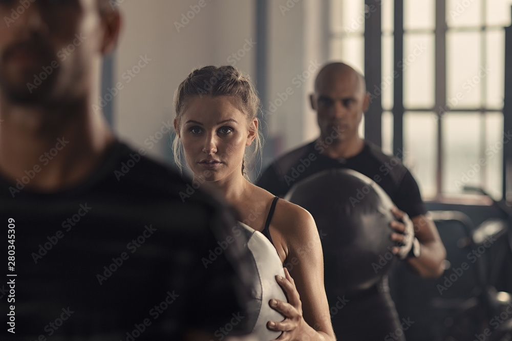 Obraz premium Grupa ludzi fitness, ćwiczenia na siłowni