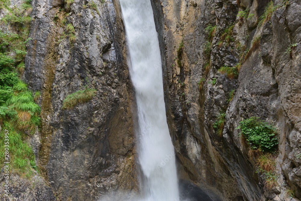 Obraz premium Wasserfall am Zammer Lochputz