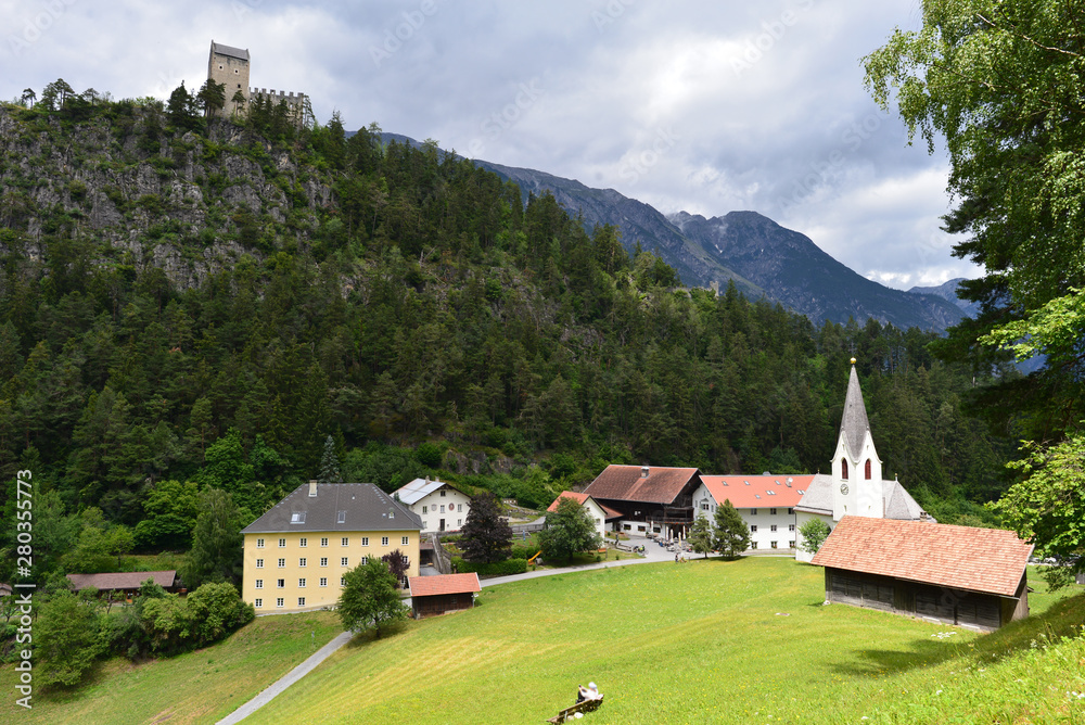 Wallfahrtskirche Mariahilf und Kronburg in Zams/Tirol