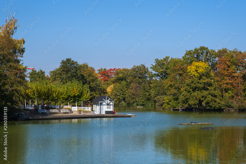 Häuschen am Teich im Kurpark von Bad Nauheim im Herbst Häuschen am Teich im Kurpark von Bad Nauheim im Herbst