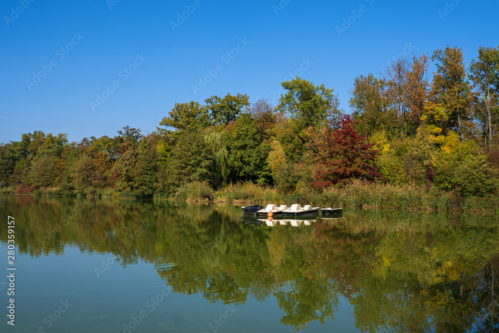 Boote auf dem Teich im Kurpark von Bad Nauheim im Herbst