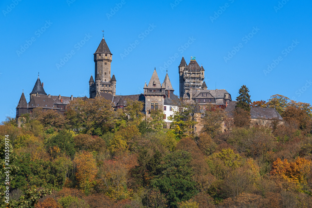 Die Burg von Braunfels im Herbst