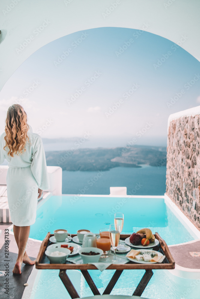 Obraz premium Breakfast time in Santorini in hotel