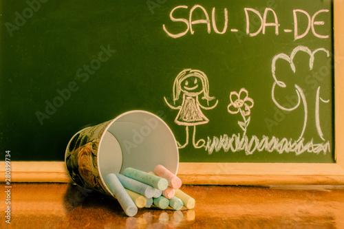 Tableau sur toile Quadro verde com desenho infantil e escrita saudade dividida em sílabas