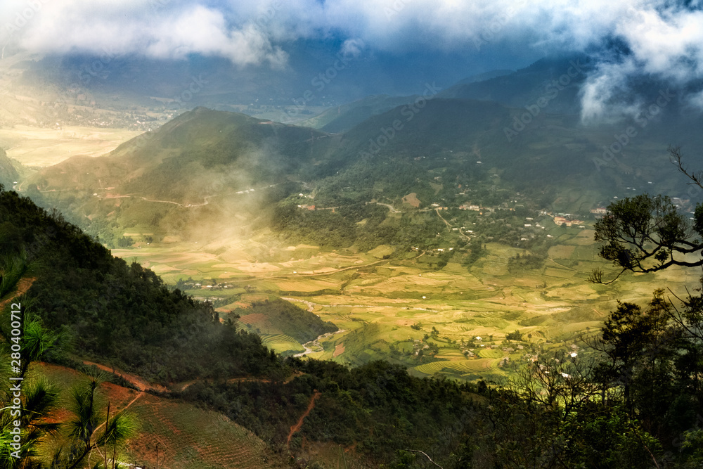 Obraz premium Rice fields on terraced of Mu Cang Chai, YenBai, Vietnam. Vietnam landscapes.