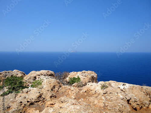 Photo rocky coaste blue sea water and sky in Greece