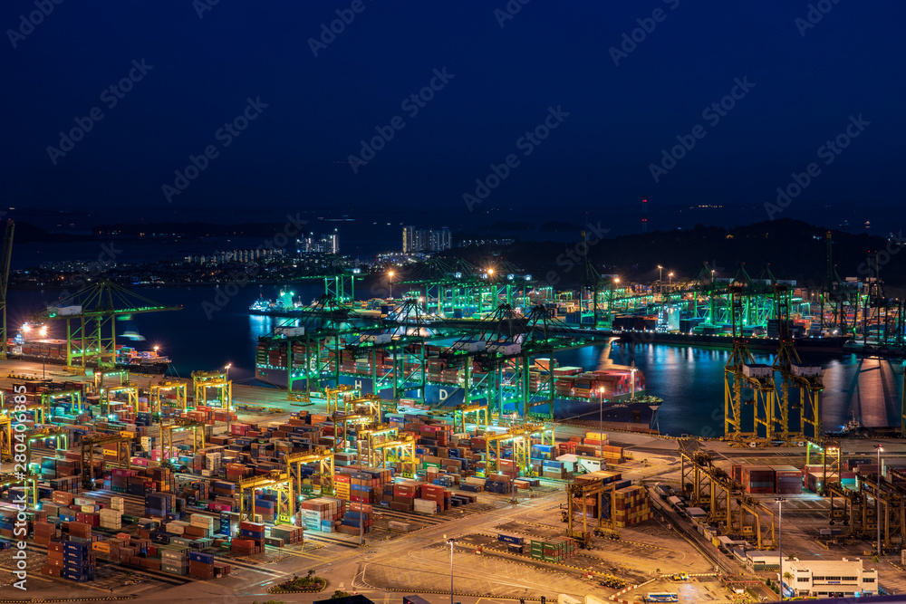 Obraz premium Container terminal at night