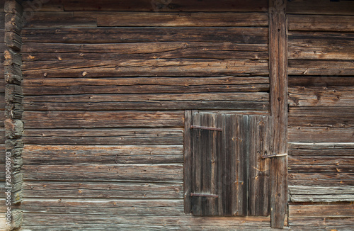 Alte Bauernhaus Fassade aus Holz. Hintergrund. Background. Old wooden facade of farm house. 