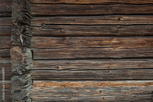 Alte Bauernhaus Fassade aus Holz. Hintergrund. Background. Old wooden facade of farm house. 