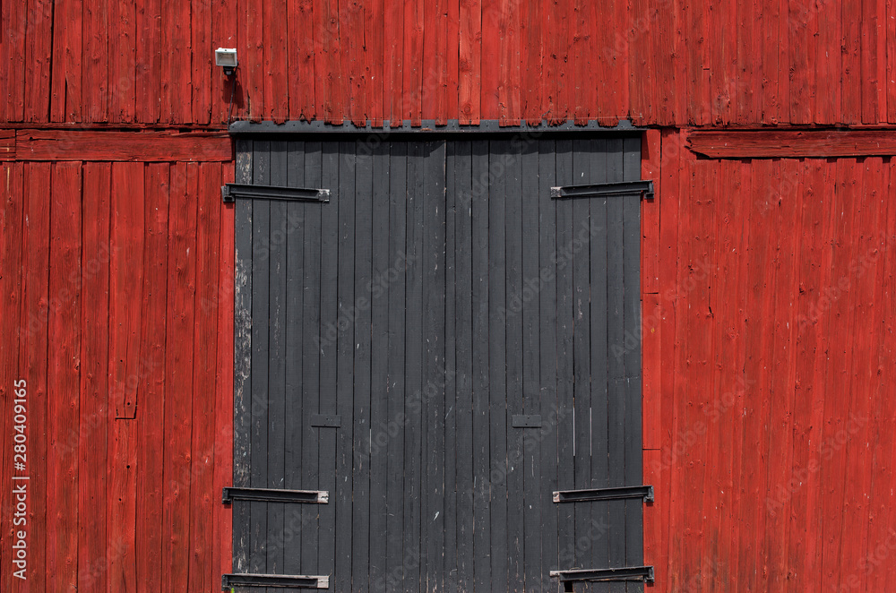 Alte rote Scheune Fassade in Schweden. Old red wood on swedish farm house. Alte rote Scheune Fassade in Schweden. Old red wood on swedish farm house.