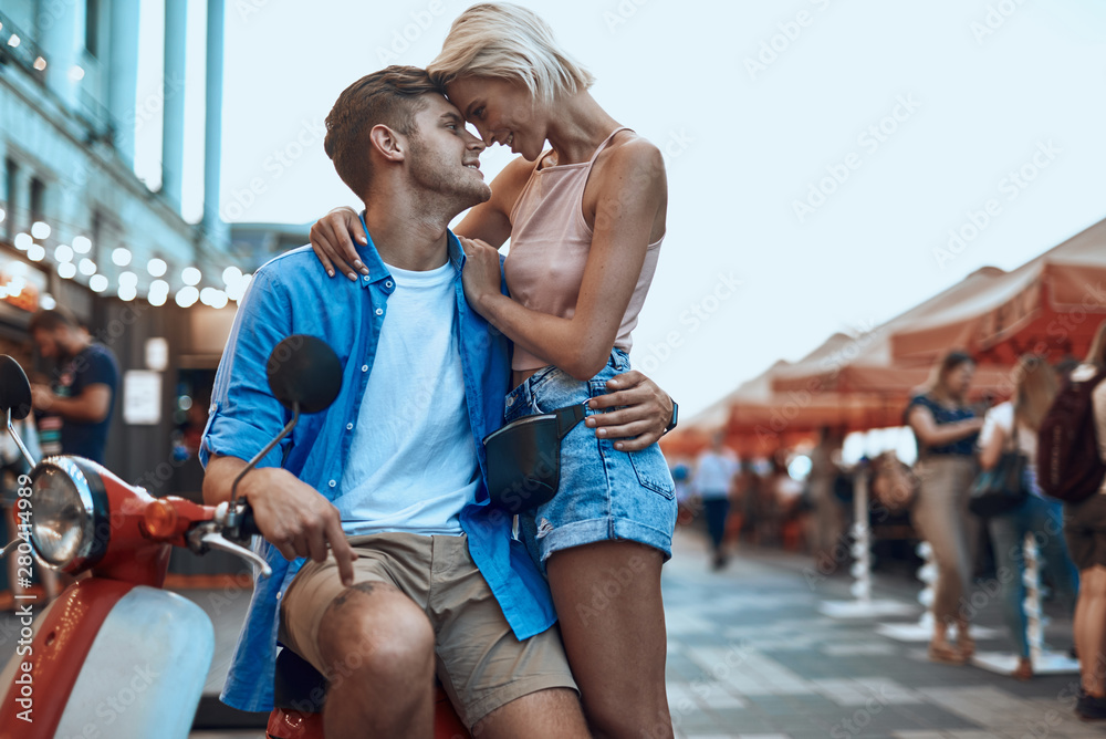 Romantic couple head to head hugging at the fair - obrazy, fototapety, plakaty 