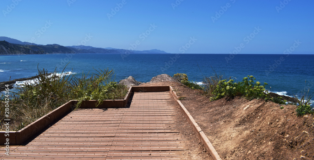 Vistas del mar desde un mirador con suelo de madera.