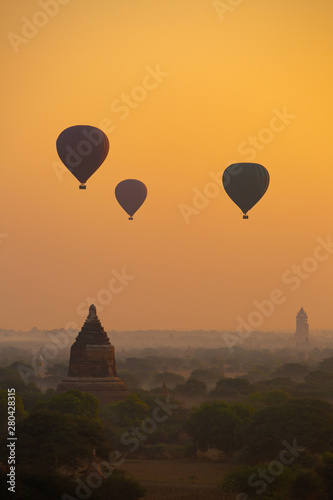 Htilominlo Temple is a Buddhist temple located in Bagan  in Burma Myanmar  built during the reign of King Htilominlo  1211-1231.