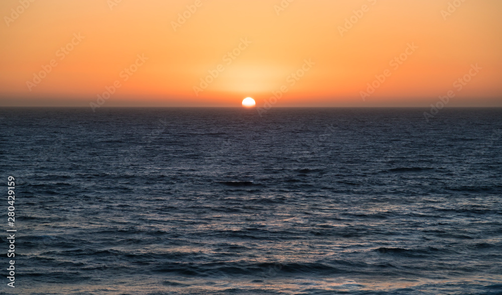 Una bonita puesta de sol, un día despejado, en la costa Atlántica, en Portugal Una bonita puesta de sol, un día despejado, en la costa Atlántica, en Portugal