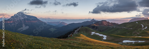 Fotografi sunset with mountains and clouds