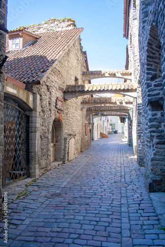 Medieval street in Tallinn old town, Estonia, Baltic, Europe © Michele Ursi